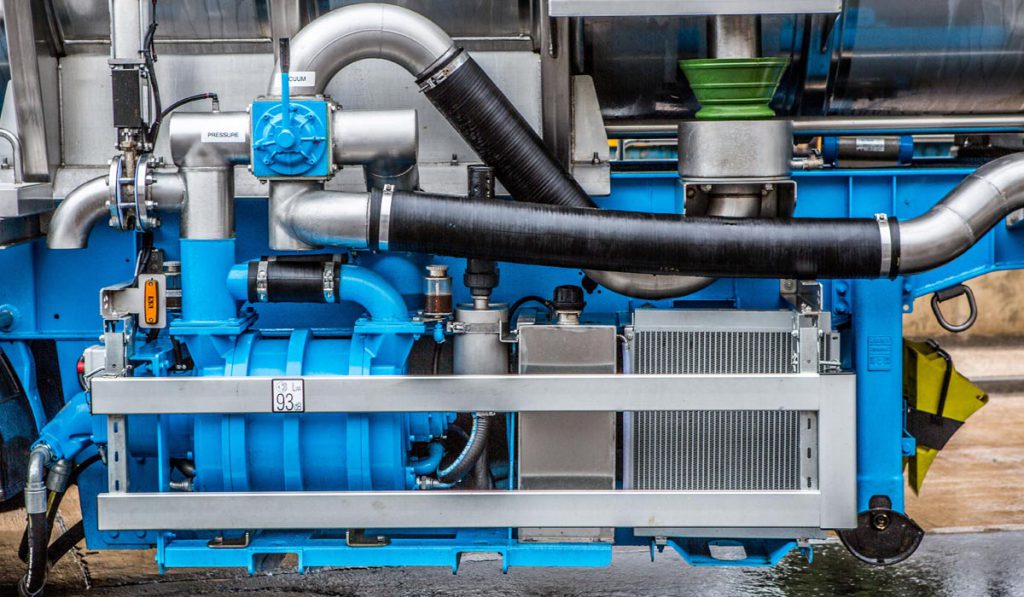 Powerful on board Engine-driven liquid ring compressor