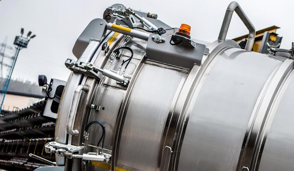 Hydraulically opening and locking rear door